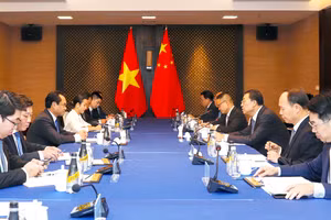 Bộ trưởng Nông nghiệp và Môi trường Việt Nam Trịnh Việt Hùng làm việc với Bộ trưởng Nông nghiệp và Nông thôn Trung Quốc Trương Trụ.