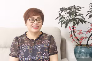 Giáo sư Phan Kim Nga trả lời phỏng vấn của phóng viên Báo Nhân Dân thường trú tại Trung Quốc.
