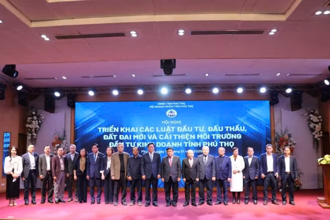 Phó Thủ tướng Nguyễn Chí Dũng chụp ảnh lưu niệm cùng các đại biểu.