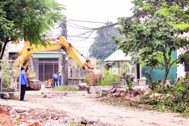 Người dân sẵn sàng phá hàng rào của gia đình để hiến đất, bàn giao mặt bằng cho đơn vị thi công.