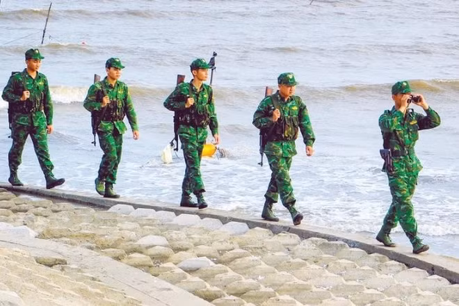 Cán bộ, chiến sĩ Đồn Biên phòng Hàm Luông trong kíp tuần tra, bảo vệ vững chắc chủ quyền nơi biên giới biển.