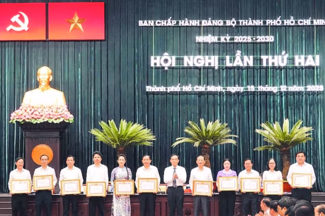 Ban Thường vụ Thành ủy Thành phố Hồ Chí Minh khen thưởng cho các cá nhân có thành tích xuất sắc trong công tác tổ chức Đại hội đại biểu Đảng bộ thành phố lần thứ I, nhiệm kỳ 2025-2030. (Ảnh MẠNH HẢO)