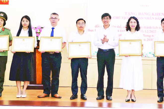 Lãnh đạo thành phố Đà Nẵng trao thưởng các tập thể có thành tích xuất sắc trong triển khai thực hiện Đề án. (Ảnh XUÂN HẬU)