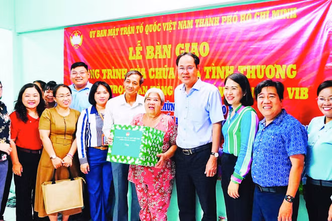 Mặt trận Tổ quốc Thành phố Hồ Chí Minh bàn giao công trình sửa chữa nhà tình thương cho gia đình có hoàn cảnh khó khăn trên địa bàn.