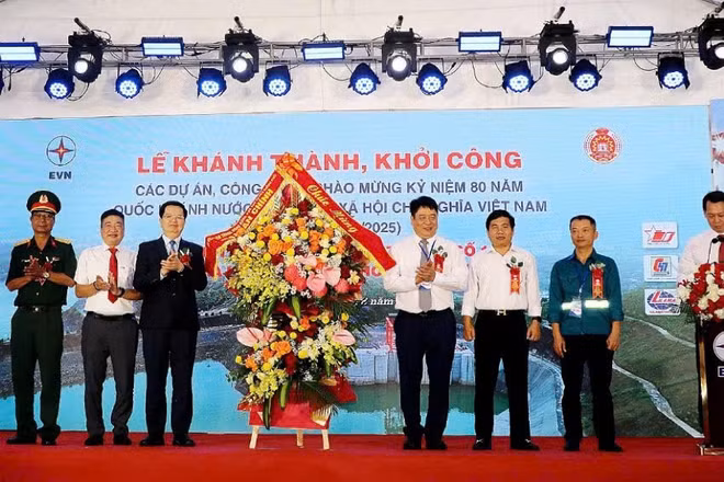 Phó Thủ tướng Chính phủ Mai Văn Chính (thứ 3 từ trái sang) tặng hoa chúc mừng Tập đoàn Điện lực Việt Nam và các đơn vị thi công.