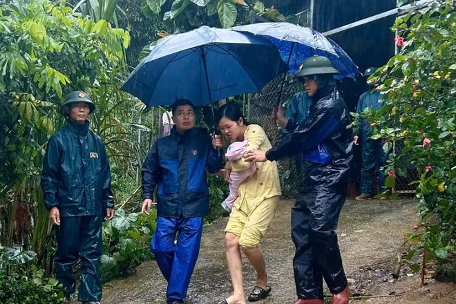 Các cấp chính quyền địa phương xã Cao Phong, tỉnh Phú Thọ nỗ lực giúp người dân đến nơi ở an toàn.