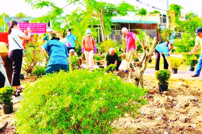 Người dân ấp Hải Lộc (xã Long Hải) chung tay xây dựng “Tiểu công viên cây xanh” trên địa bàn.