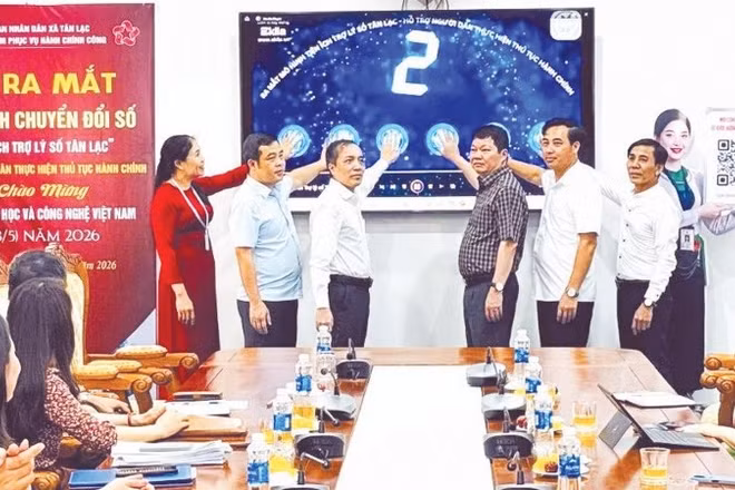 Xã Tân Lạc ra mắt mô hình “Tiện ích trợ lý số”.