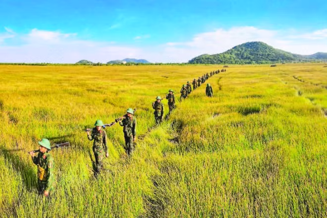 Lực lượng vũ trang tỉnh An Giang trên đường hành quân. (Ảnh PHƯƠNG VŨ)