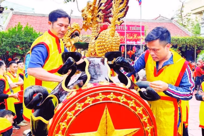 1. Thân pháo được chạm khắc hình Long-Lân-Quy-Phụng với mong muốn năm mới mưa thuận gió hòa. Mỗi quả pháo được trang trí với một đầu hình ngôi sao và một đầu hình trống đồng.