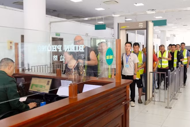 Bộ đội Biên phòng làm thủ tục xuất cảnh cho hành khách và lái xe qua Lối thông quan cầu Bắc Luân II.