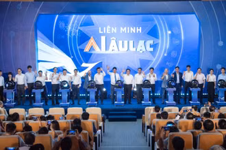 Các thành viên bấm nút ra mắt Liên minh AI Âu Lạc.