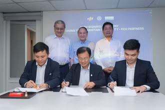 Đại diện FPT, CYCU và FCC Partners Inc ký kết hợp tác.