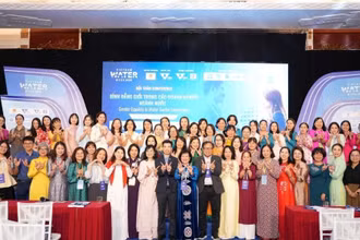 Các đại biểu tham dự Hội thảo “Bình đẳng giới trong các doanh nghiệp ngành Nước" chụp ảnh lưu niệm. Ảnh: CHUNG ANH