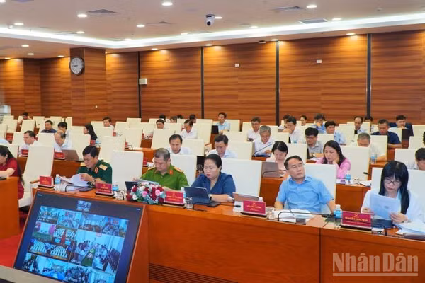 Lãnh đạo sở, ban, ngành tham dự kỳ họp. (Ảnh: VŨ TÂN)