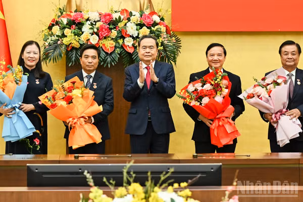 Chủ tịch Quốc hội Trần Thanh Mẫn trao Huy hiệu 35 năm tuổi Đảng và tặng hoa chúc mừng các đồng chí lãnh đạo, nguyên lãnh đạo của Quốc hội. (Ảnh: DUY LINH)