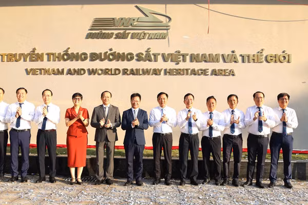 Các đại biểu khánh thành Khu truyền thống đường sắt Việt Nam và thế giới. (Ảnh: LƯƠNG NHUNG)