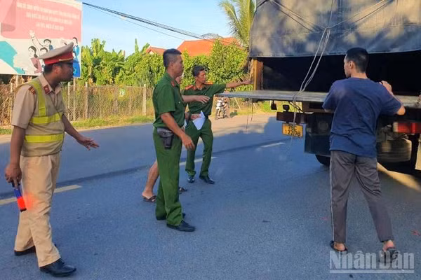 Lực lượng chức năng tăng cường kiểm tra truy bắt 4 đối tượng trốn khỏi Trại giam A2. (Ảnh: VŨ TÂN)