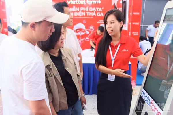 Người dân trải nghiệm ki-ốt hành chính công. (Ảnh: VŨ TÂN)