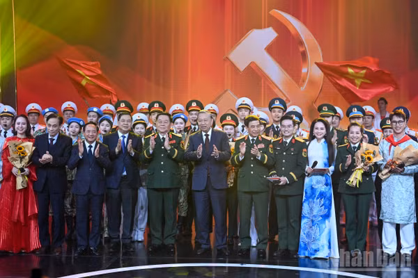 Tổng Bí thư Tô Lâm cùng các đồng chí lãnh đạo Đảng, Nhà nước và các đại biểu, nghệ sĩ tại chương trình. (Ảnh: DUY LINH)