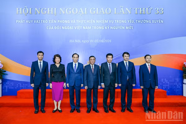 Thường trực Ban Bí thư Trần Cẩm Tú với các đồng chí lãnh đạo Bộ Ngoại giao. (Ảnh: DUY LINH)