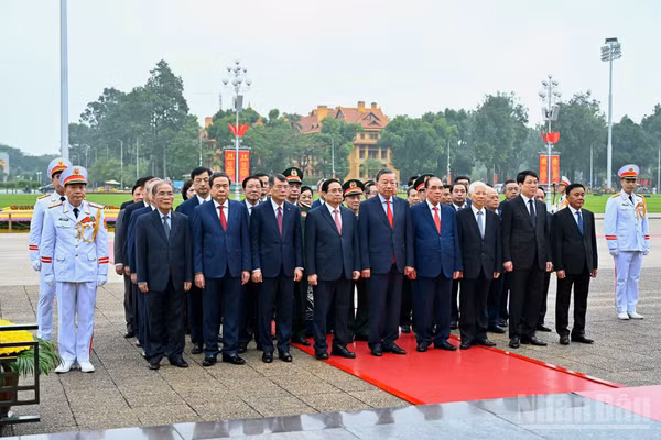 Các đồng chí lãnh đạo, nguyên lãnh đạo Đảng, Nhà nước tưởng nhớ Chủ tịch Hồ Chí Minh. (Ảnh: Duy Linh)