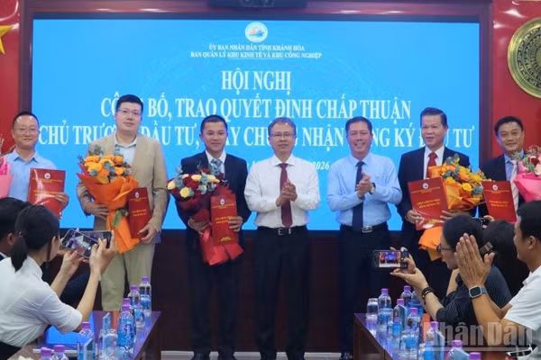 Phó Chủ tịch Ủy ban nhân dân tỉnh trao Quyết định và Giấy chứng nhận đầu tư cho 5 dự án. (Ảnh: VŨ TÂN)