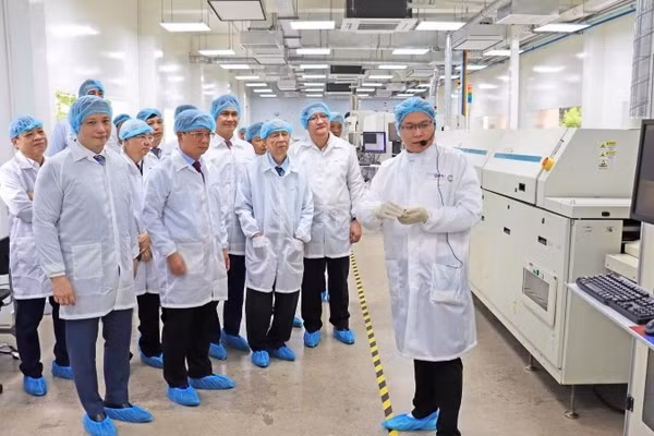 Các đại biểu tham quan SHTP ATP Lab. (Ảnh: SHTP) 