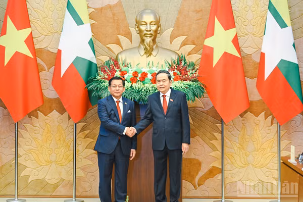 Chủ tịch Quốc hội Trần Thanh Mẫn và Tổng thống nước Cộng hòa Liên bang Myanmar Min Aung Hlaing. (Ảnh: DUY LINH)