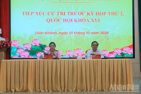 Đoàn đại biểu Quốc hội tỉnh tiếp xúc cử tri trước kỳ họp thứ 2, Quốc hội khóa XVI. (Ảnh: VŨ TÂN)
