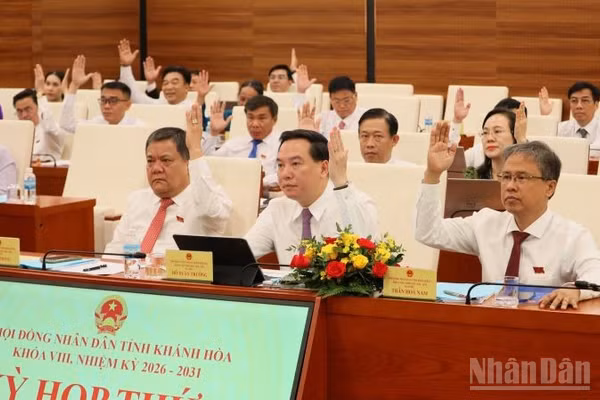 Các đại biểu thông qua Nghị quyết về Đề án thành lập 2 phường Cam Lâm và Ninh Phước. (Ảnh: VŨ TÂN)