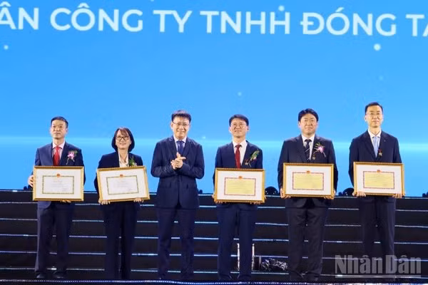 Đồng chí Lê Đỗ Mười, Cục trưởng Cục Hàng hải và Đường thủy Việt Nam trao bằng khen cho đại diện HD Hyundai Việt Nam. (Ảnh: VŨ TÂN)