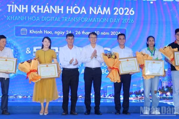 Đồng chí Nguyễn Thanh Hà trao Bằng khen của Ủy ban nhân dân tỉnh cho các cá nhân, tổ chức xuất sắc trong chuyển đổi số tại Ngày hội Công nghệ số năm 2026. (Ảnh: VŨ TÂN)
