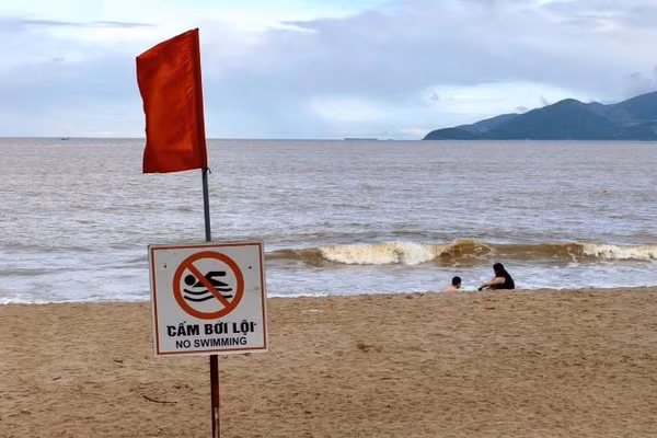 Cảnh báo du khách tắm biển trong mùa mưa bão tại Nha Trang.