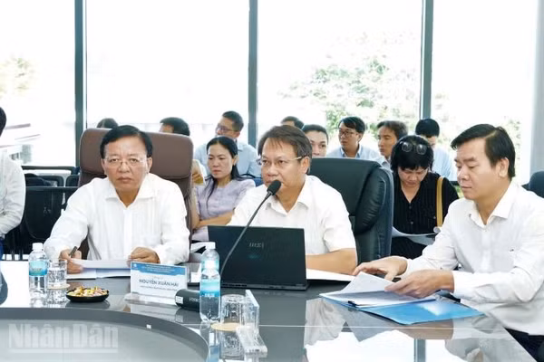 Đại diện lãnh đạo tỉnh và các sở, ban, ngành tham dự diễn đàn. (Ảnh: VŨ TÂN)