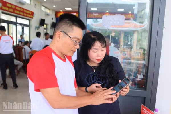 Chị Nguyễn Thị Thanh Hương trải nghiệm nền tảng ứng dụng Tammi OA. (Ảnh: VŨ TÂN)