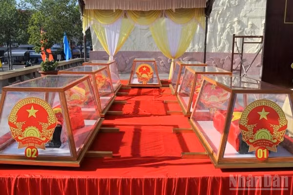 13 bộ hài cốt liệt sĩ ở nhà lao Thành cổ Diên Khánh được đưa đến Đài tưởng niệm Cầu Thành để làm lễ dâng hương, hoa tưởng niệm. (Ảnh: Vũ Tân)