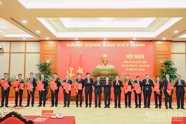 Thường trực Ban Bí thư Trần Cẩm Tú trao các Quyết định của Bộ Chính trị, Ban Bí thư về công tác cán bộ. (Ảnh: DUY LINH)