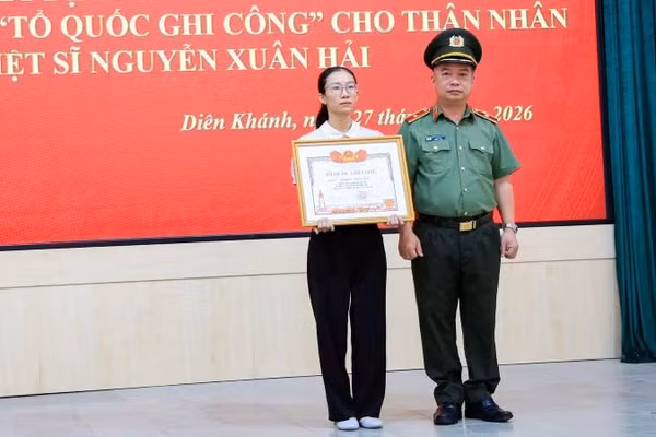 Giám đốc Công an tỉnh Khánh Hòa trao Bằng "Tổ quốc ghi công" cho thân nhân liệt sĩ Nguyễn Xuân Hải.