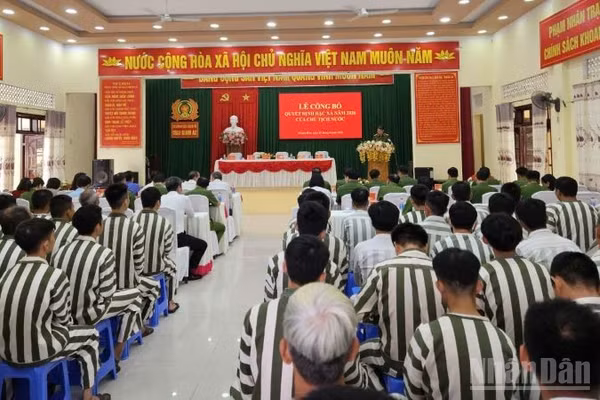 Một buổi công bố quyết định đặc xá tại trại giam A2, Bộ Công an. ( Ảnh: Vũ Tân)