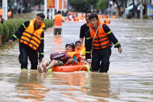 Sơ tán người dân trong mùa mưa lũ năm 2025 tại Nha Trang. (Ảnh: Vũ Tân)