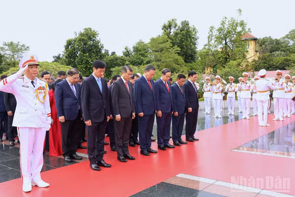Đoàn đại biểu Ban Chấp hành Trung ương Đảng tưởng niệm các Anh hùng liệt sĩ. 
