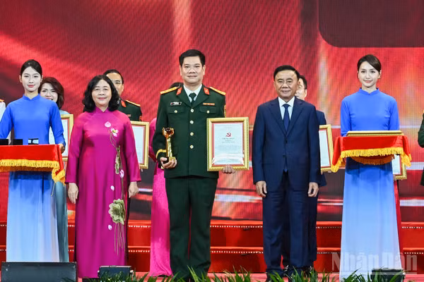 Thường trực Ban Bí thư Trần Cẩm Tú và Chủ tịch Ủy ban Trung ương Mặt trận Tổ quốc Việt Nam Bùi Thị Minh Hoài trao giải A cho các tác giả, nhóm tác giả. (Ảnh: DUY LINH) 