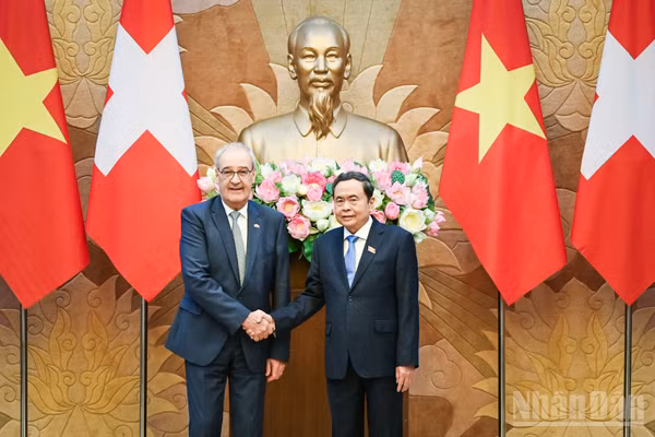 Chủ tịch Quốc hội Trần Thanh Mẫn và Tổng thống Liên bang Thụy Sĩ Guy Parmelin. (Ảnh: DUY LINH)