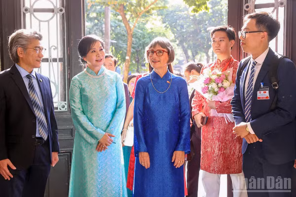Bà Ngô Phương Ly, Phu nhân Tổng Bí thư, Chủ tịch nước Tô Lâm và bà Caroline Parmelin, Phu nhân Tổng thống Liên bang Thụy Sĩ đến tham quan Trường đại học Dược Hà Nội.