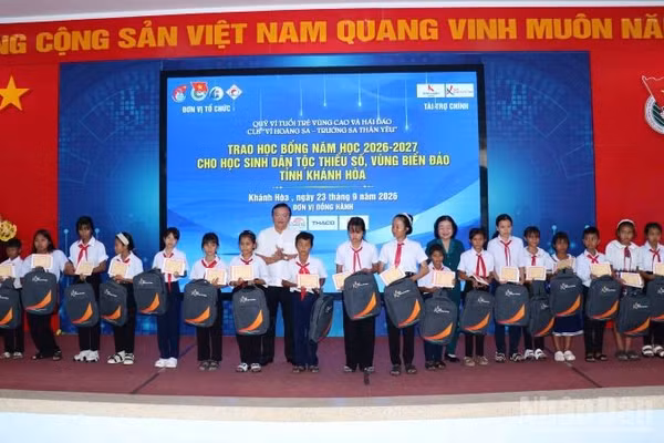 Lãnh đạo tỉnh Khánh Hòa và Đồng chí Trương Thị Mỹ Hoa trao học bổng cho các học sinh. (Ảnh: VŨ TÂN)