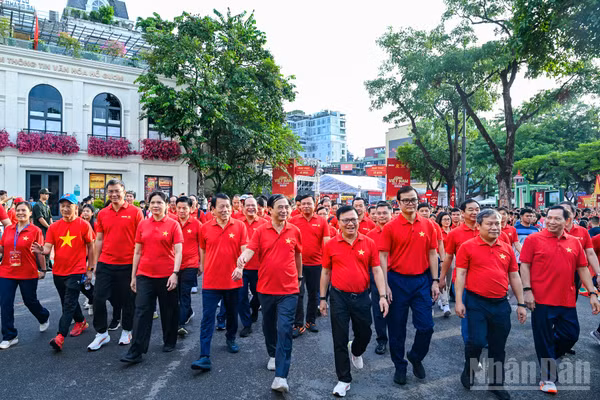 Các đồng chí lãnh đạo Đảng, Nhà nước và các đại biểu đi bộ hưởng ứng chương trình “Cùng Việt Nam tiến bước 2026”. (Ảnh: DUY LINH-THẾ ĐẠI)