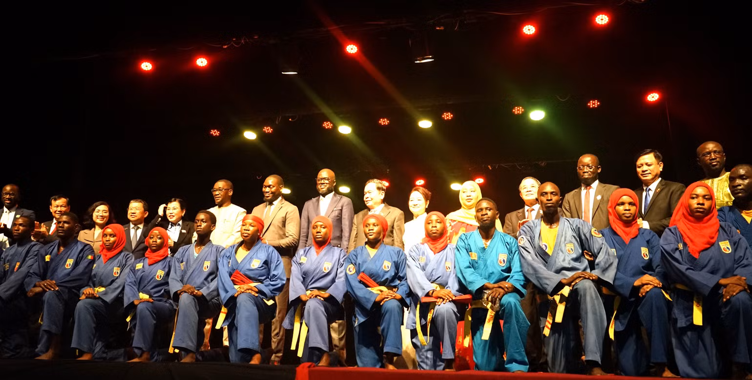 chu-tich-quoc-hoi-tran-thanh-man-va-phu-nhan-nguyen-thi-thanh-nga-cung-chu-tich-quoc-hoi-senegal-malick-ndiaye-chup-anh-cung-cac-vo-sinh-cau-lac-bo-vovinam-dakathuong-thuc-ca.jpg