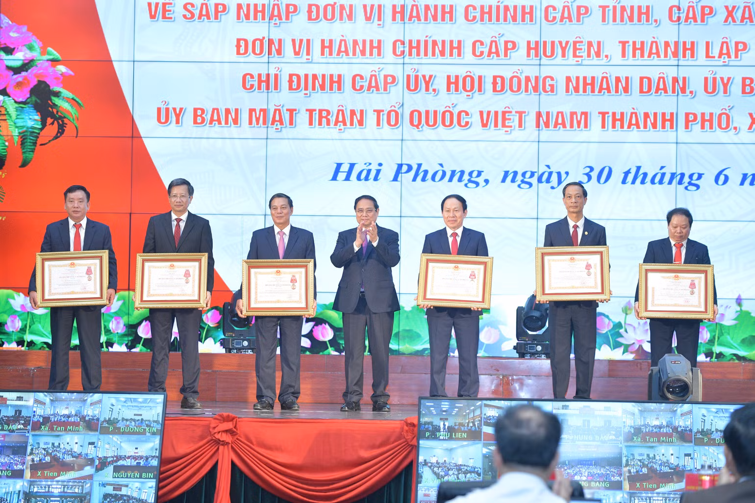 Thủ tướng Phạm Minh Chính trao Huân chương Lao động hạng Nhì và hạng Ba tặng lãnh đạo thành phố Hải Phòng và tỉnh Hải Dương. (Ảnh: THANH GIANG)
