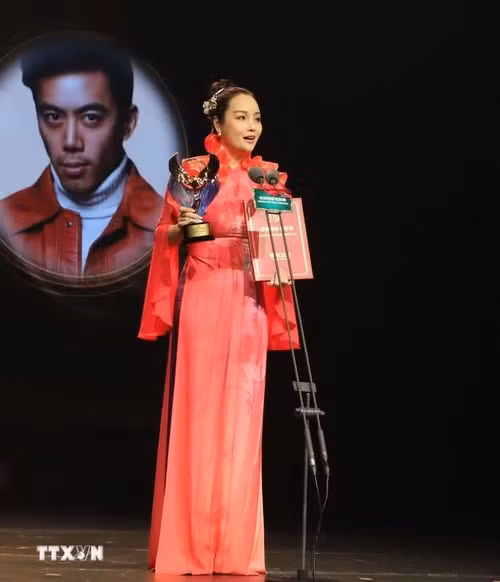 Đại sứ văn hóa Việt Nam tại Liên hoan phim Mai Thu Huyền phát biểu tại lễ nhận giải. (Ảnh: Xuân Vịnh/TTXVN)